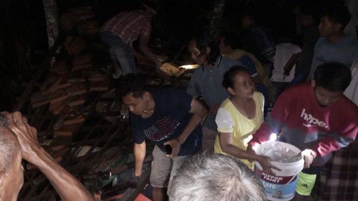 Pusat Pengendalian Operasi (Pusdalops) BNPB menginformasikan 2 rumah warga rusak ringan di Kabupaten Kebumen, Jawa Tengah imbas gempa M 6,4 Bantul, Jumat (30/6/2023) malam. Dilaporkan juga jaringan listrik di sejumlah wilayah Kebumen terputus - Simak fakta-fakta gempa bumi berkekuatan 6,4 magnitudo yang terjadi di barat daya Kabupaten Bantul, DIY pada Jumat (30/6/2023) pukul 19.57 WIB.