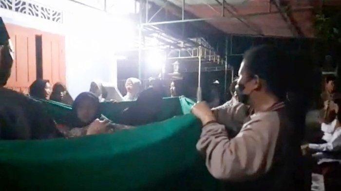 Suasana rumah duka warga yang meninggal karena terkena serangan jantung saat terjadi gempa bumi di Kabupaten Bantul, DIY pada Jumat (30/6/2023) malam. 