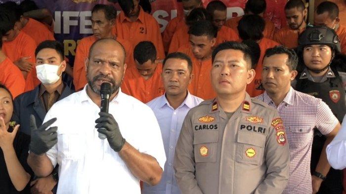 Kasat Reskrim Polresta Denpasar Kompol Laorens Rajamangapul Heselo (kiri) dan Kapolsek Denpasar Utara Iptu I Putu Carlos Dolesgit (kanan) dalam jumpa pers, Jumat 31 Mei 2024.