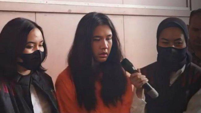 Tersangka kasus penipuan tiket konser Coldplay, Ghisca Debora Aritonang (19) menggunakan baju tahanan oranye di Mapolres Metro Jakarta Pusat, Senin 20 November 2023.