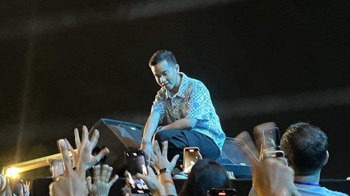 Gibran Rakabuming Raka menyapa pendukungnya di Konser Dewa 19. Titipkan dua pesan kepada pengunjung dan pendukungnya.