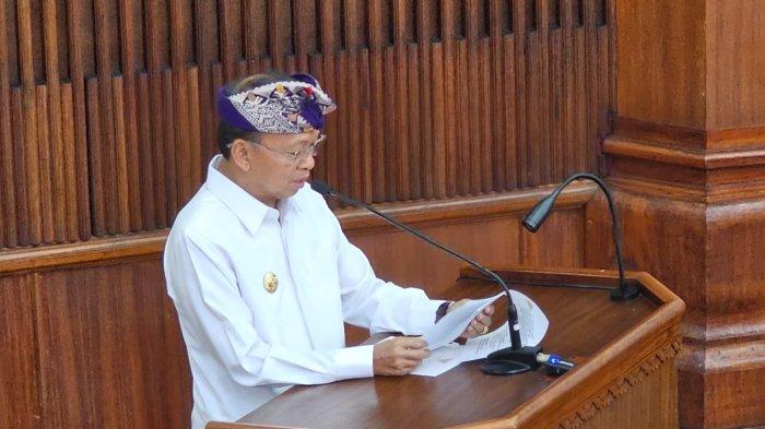 Gubernur Bali, Wayan Koster, menerbitkan Surat Edaran (SE) Nomor 07 Tahun 2025 tentang Tatanan Baru Bagi Wisatawan Asing di Gedung Gajah, Jayasabha Denpasar, Senin (24/3).