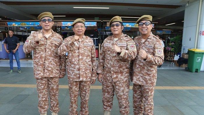 IKUT RETREAT - Gubernur Bali, Wayan Koster dan Waki Gubernur Bali, Nyoman Girir Prasta saat sampai di Stasiun Tegalluar untuk mengikuti retret di Kampus IPDN Jatinangor
