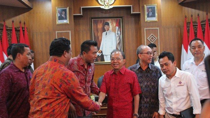 SOSOK - Gubernur Bali, Wayan Koster saat bertemu dengan seluruh kepala perangkat daerah dan instansi vertikal se-Bali di Jayasabha, Denpasar, Sabtu (31/5/2025)