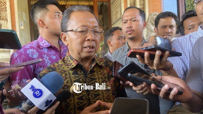 Gubernur Bali, Wayan Koster, telah bulat akan menerbitkan rencana penarikan retribusi sebesar Rp 150 ribu atau setara dengan USD 10, kepada para wisatawan mancanegara (wisman) yang berkunjung ke Bali pada 2024 mendatang. Disampaikannya, peraturan tersebut saat ini tengah dipersiapkan.