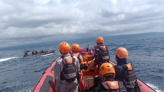 Hari keempat tim SAR gabungan melakukan pencarian korban KMP Tunu Pratama Jaya. Pencarian Diperkuat Koarmada II di Bali, Titik Kapal KMP Tunu Pratama Jaya Diharapkan Terdeteksi