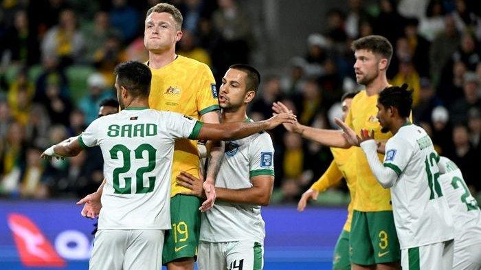 Harry Souttar dari Australia dan Cameron Burgess dijaga oleh bek Bangladesh selama pertandingan sepak bola Kualifikasi Piala Dunia 2026