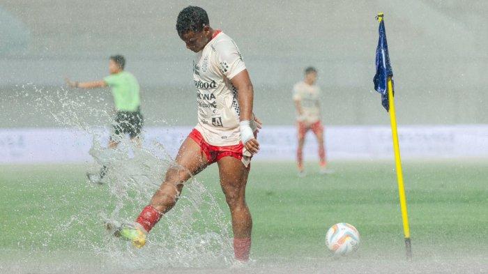 Hujan deras mengguyur di Stadion Indomilk Arena dalam laga Dewa United VS Bali United.