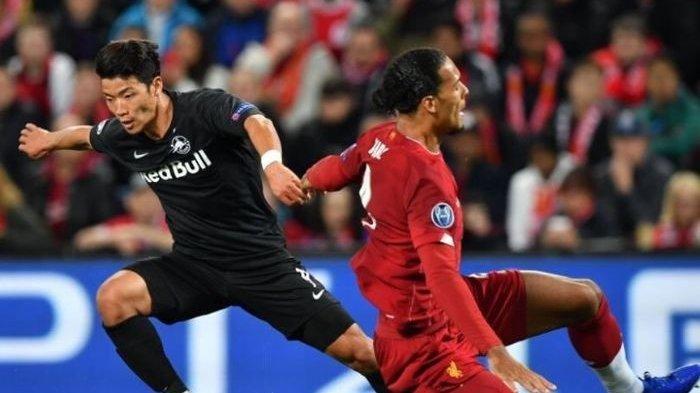 Penyerang RB Salzburg, Hwang Hee-chan, mengecoh bek termahal Liverpool, Virgil van Dijk