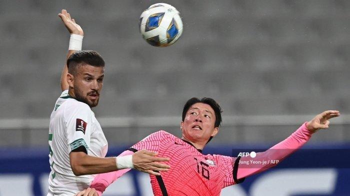 Hwang Ui-jo (kanan) dari Korea Selatan bersaing memperebutkan bola dengan Ali Faez Atiyah (kiri) dari Irak selama pertandingan kualifikasi Piala Dunia 2022 pada 2 September 2021. Korsel mengalahkan Irak dengan skor 1-0 menjelang Piala Asia 2024, Sabtu (6/1/2024). Jung Yeon-je/AFP
