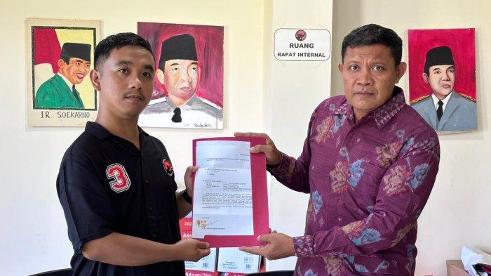 I Made Sundayana menyerahkan surat pengunduran diri sebagai kader PDIP.