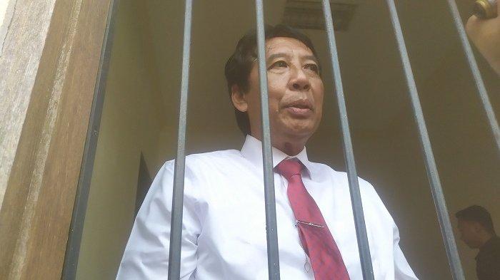 Tersangka dugaan kasus korupsi dana SPI Univeristas Udayana, Prof. I Nyoman Gde Antara saat ditemui sebelum menjalani sidang di Pengadilan Tipikor Denpasar pada Kamis 19 Oktober 2023