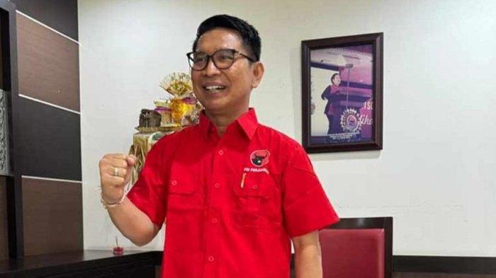 I Wayan Adi Arnawa saat mengenakan seragam PDI Perjuangan pada Jumat 23 Agustus 2024.
