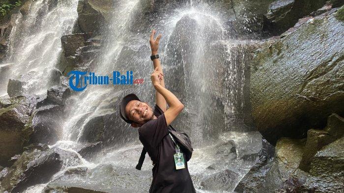 I Wayan Sukanada alias Wayan Denis, guide Kanto Lampo Waterfall yang sedang viral karena aksinya mengarahkan gaya kepada para tamu yang berfoto di air terjun Kanto Lampo, Kelurahan Beng, Gianyar, Bali.