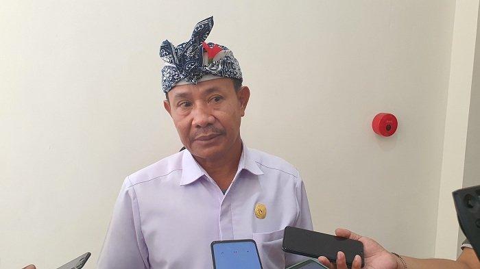 
BERI KETERANGAN - Ketua KPU Badung, I Gusti Ketut Gede Yusa Arsana Putra saat memberi keterangan kepada awak media.