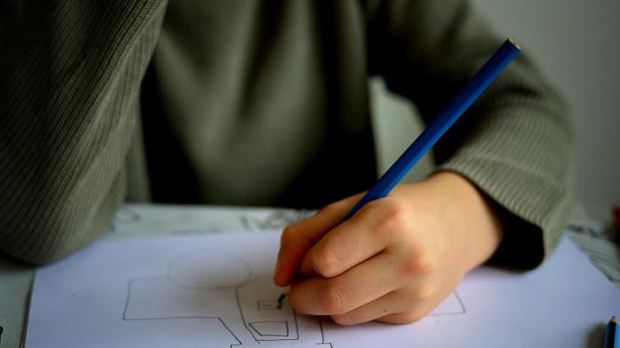 ILUSTRASI SEKOLAH - 4 Contoh Surat Izin Tidak Masuk Sekolah karena Acara Keluarga Mendadak Tahun 2025