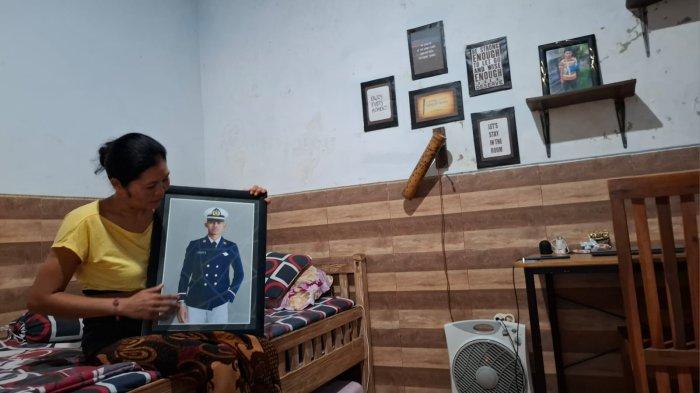 Ibu dari Putu Satria, Ni Nengah Rusmini saat memeluk foto sang putra di ditemui di rumah duka di Desa Gunaksa, Kecamatan Dawan, Klungkung, Rabu 8 Mei 2024 - Catatan Haru Putu Satria, 'Tugas Saya Berikan Contoh ke Adik-adik'