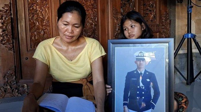 Ibu dari Putu Satria, Ni Nengah Rusmini saat memeluk foto sang putra di ditemui di rumah duka di Desa Gunaksa, Kecamatan Dawan, Klungkung, Rabu (8/5/2024)
