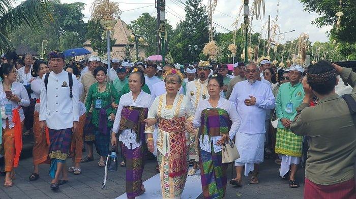 ABHISEKA - Ida Cokorda Mengwi XIII didampingi Ida Istri Mengwi usai melaksanakan Abhiseka Ratu di Puri Taman Ayun pada Senin 7 Juli 2025.