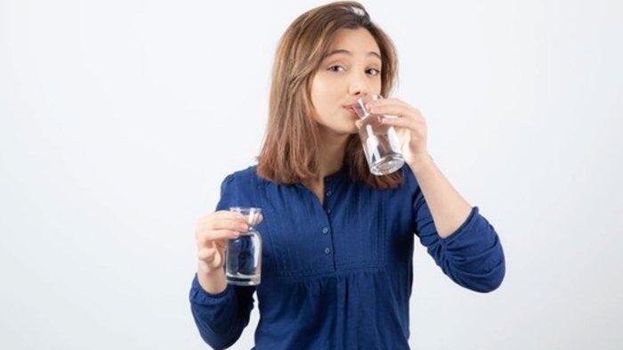 Ilustrasi - Minum air putih yang cukup