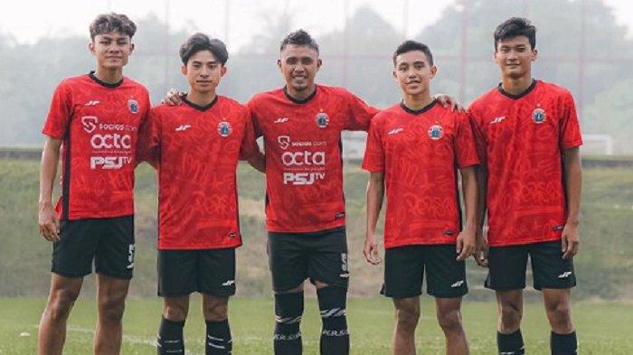 Maman Abdurahman berpose bersama putra dan pemain muda masa depan Persija Jakarta.