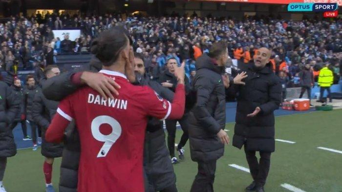 Insiden Darwin Nunez saat bersitegang dengan Pep Guardiola pada laga Manchester City vs Liverpool di Liga Inggris, Sabtu (25/11/2023) malam WIB. Tangkapan Layar X @OptusSport