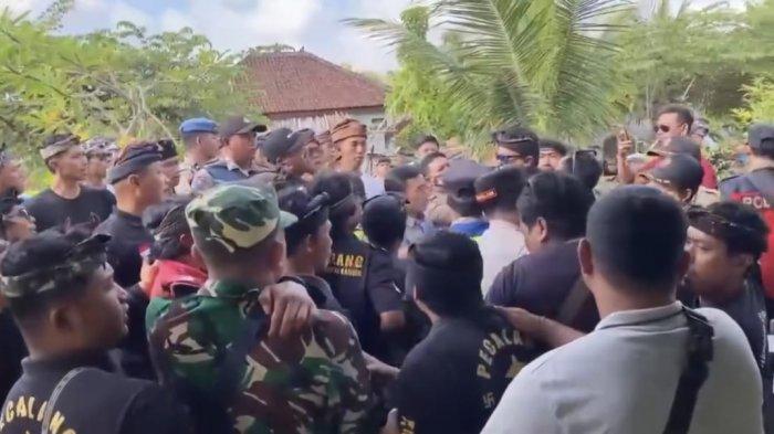 Jajaran kepolisian di Nusa Penida melakukan pengamanan terhadap penerapan kanorayang (sanksi adat), terhadap dua KK di Desa Ped, Kecamatan Nusa Penida, Senin (8/4/2024).