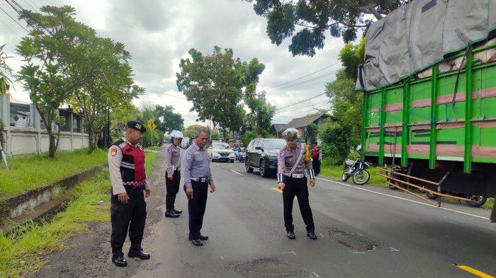 Satgas Preventif Operasi Keselamatan Agung 2025 saat melakukan survei jalan berlubang membahayakan pengendara di jalur nasional Jalan Raya Denpasar-Gilimanuk wilayah Jembrana, Kamis 13 Februari 2025. Jalan Berlubang di Jalan Raya Denpasar-Gilimanuk Bali Membahayakan, Harapkan Perbaikan