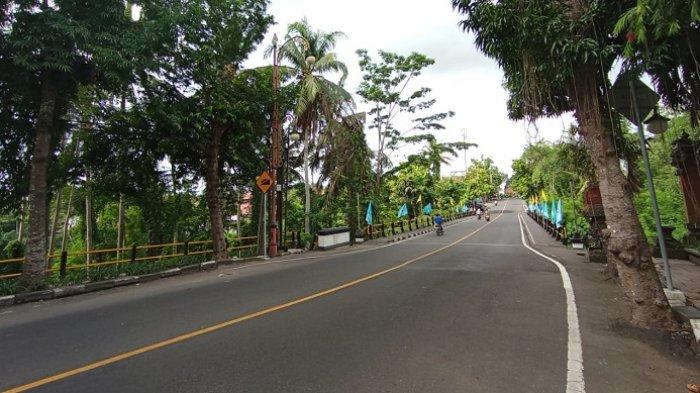 Jalan raya di Jembatan Tukad Cangkir, Gianyar, Bali, Senin 12 Februari 2024. Tempat ini merupakan TKP meninggalnya I Kadek Karmawan setelah mengalami kecelakaan dan terjun bawah jembatan.