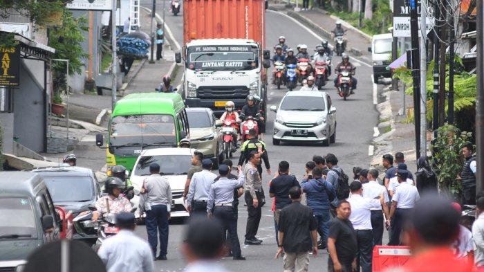 Direktorat Lalu Lintas (Ditlantas) Polda Jatim melakukan olah tempat kejadian perkara (TKP) kecelakaan bus pariwisata yang mengalami rem blong di Jl Imam Bonjol Kota Batu, Jawa Timur, Kamis 9 Januari 2025. Akibat kecelakaan tersebut empat warga meninggal dunia dan sejumlah kendaraan rusak berat. Bus pariwisata tersebut mengangkut siswa SMK TI Bali Global Badung Bali saat study tour.