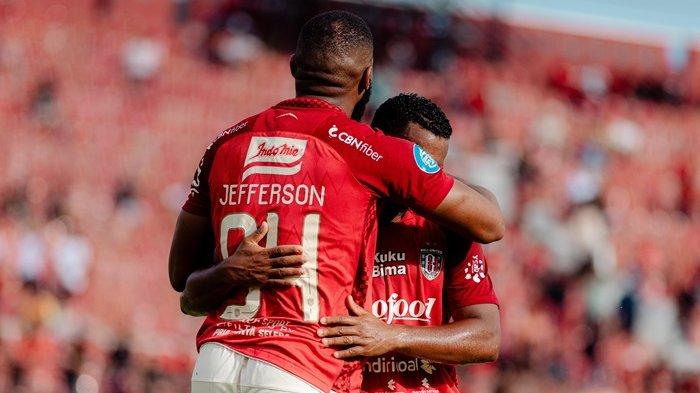SELEBRASI, Jefferson de Assis usai mencetak gol dalam pertandingan Bali United vs Arema FC yang digelar di Stadion Kapten I Wayan Dipta Gianyar pada Senin 4 Desember 2023.