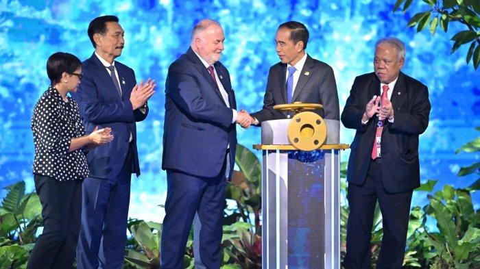 Presiden Joko Widodo (kedua kanan) berjabat tangan dengan Presiden World Water Council Loïc Fauchon (ketiga kiri) disaksikan Menteri Luar Negeri Retno Marsudi (kiri), Menteri Koordinator bidang Kemaritiman dan Investasi Luhut Binsar Pandjaitan (kedua kiri) dan Menteri PUPR Basuki Hadimuljono (kanan) seusai membuka World Water Forum ke-10 2024 di Bali International Convention Center, Nusa Dua, Badung, Bali, Senin (20/5/2024).