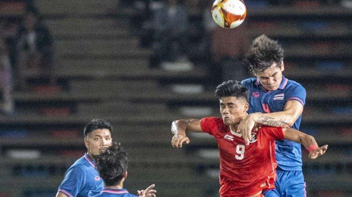 Pesepak bola Timnas Indonesia U-22 Ramadhan Sananta (kedua kanan) berebut bola di udara dengan pesepak bola Timnas Thailand Jonathan Khemdee (kanan) saat pertandingan Final Sepak Bola SEA Games 2023 di National Olympic Stadium, Phnom Penh, Kamboja, Selasa (16/5/2023). Indonesia meraih medali emas usai memenangi pertandingan dengan skor 5-2. Laga final tersebut diwarnai insiden kekerasan yang dialami manajer timnas U22 Indonesia, Sumardji.