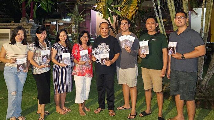 Jro Made Badra Bersama keluarga saat meluncurkan buku autobiografi berjudul “Pensiunan Pejabat Menjadi Pemangku, Autobiografi Jro Mangku Made Badra” tepat di hari ulang tahunnya ke-63, Rabu, 5 Juli 2023.