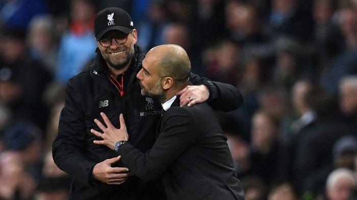 Juergen Klopp (kiri) dan Pep Guardiola saat bertemu dalam laga Liverpool vs Man City