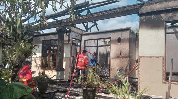 Kabid Damkar Gianyar, I Putu Pradana menerjunkan empat unit mobil pemadam dalam menangani kebakaran bale dauh milik I Wayan Sukarmen