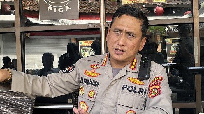 Buronan Interpol asal Rusia berinisial PM (32) ditahan di Polda Bali sejak Kamis 31 Agustus 2023 lalu.




Sebelum ditahan di Polda Bali, PM dibekuk oleh Intelijen dan Penindakan Keimigrasian (Inteldakim) Imigrasi Ngurah Rai pada 31 Agustus 2023 lalu.




Kabid Humas Polda Bali, Kombes Pol Jansen Avitus Panjaitan mengatakan, status PM terkuak saat dia mengurus perpanjangan visa di Bali.