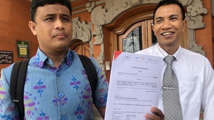 Kadek Agus Mulayawan (kemeja putih) saat ditemui di depan Kantor PN Tabanan, Selasa 17 Oktober 2023. Ia adalah kuasa hukum Jero Dasaran Alit.