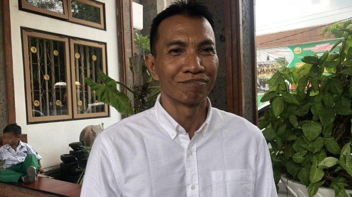 Kadek Agus Mulyawan Kuasa Hukum Dasaran Alit saat di Kejaksaan Negeri Tabanan.