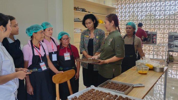 Kadis Koperasi, UMKM dan Tenaga Kerja Bangli, saat monitoring pelatihan pembuatan cookies kopi Kintamani. Selasa (4/6/2024)