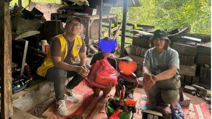 Salah satu relawan dari Komunitas Lentera Hati yakni Ni Luh Getas sempat memberikan bantuan sembako dan uang tunai serta mengunjungi rumah Ketut S pada, 3 Mei 2024 lalu - Kakak Beradik Akhiri Hidup di Bangkung Bali Tinggalkan Saudari Perempuan, Relawan Ungkapkan Ini
