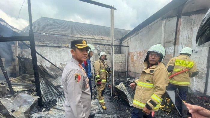 Kapolres Badung saat meninjau lokasi kebakaran di tempat pengerajin Sanggah di Jalan Raya Darmasaba, Abiansemal Badung Senin 31 Juli 2023