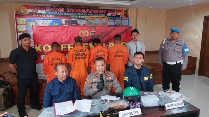 KONFERENSI PERS - Kapolsek Kuta Selatan Kompol I Gusti Ngurah Yudistira dalam konferensi pers, didampingi Kasi Humas Polresta Denpasar AKP I Ketut Sukadi, Selasa 11 Februari 2025 terkait kasus pengeroyokan driver ojol di Labuan Sait, Kuta, Badung, Bali.