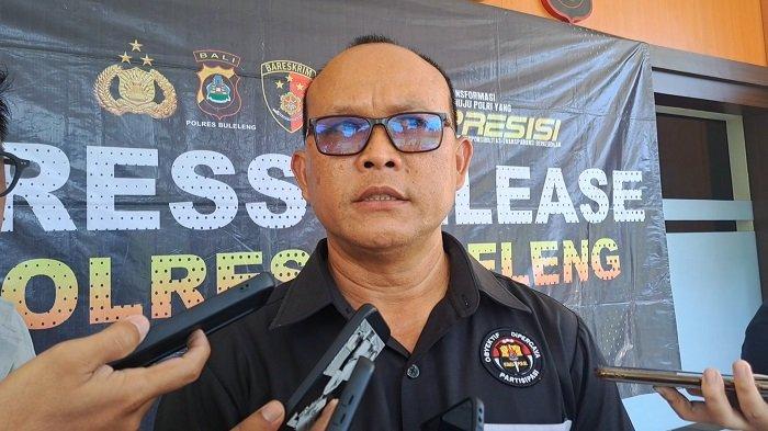BERI KETERANGAN - Kasi Humas Polres Buleleng, AKP Gede Darma Diatmika ditemui Kamis (19/6/2025). Ia mengungkapkan jika Gede Boy telah ditetapkan sebagai tersangka dan terancam pasal pembunuhan atau penganiayaan.