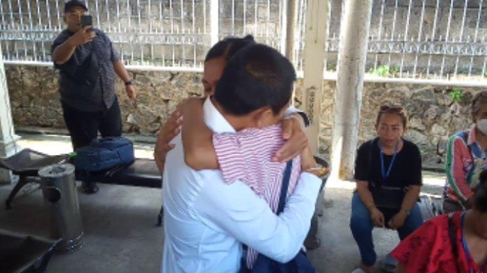 Nyoman Sukena disambut tangis haru dan pelukan sang istri keluar dari ruang sidang.