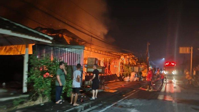 Dua tempat usaha furniture dan bengkel las di Jalan Raya Kedampang No. 35, Kelurahan Kerobokan Kelod, Kuta Utara, Badung, terbakar, Rabu 10 April 2024