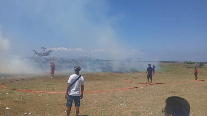 Kebakaran lahan terjadi di kawasan pariwisata di Pantai Lepang, Desa Takmung, Sabtu (9/9/2023).