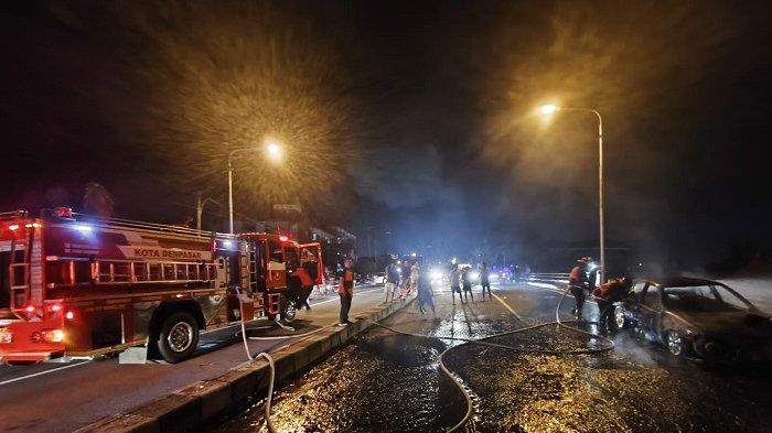 MOBIL TERBAKAR - Kebakaran mobil di Jalan By Pass Ngurah Rai Sesetan, Denpasar Selatan, Denpasar, Bali, pada Kamis 27 Februari 2025 malam.