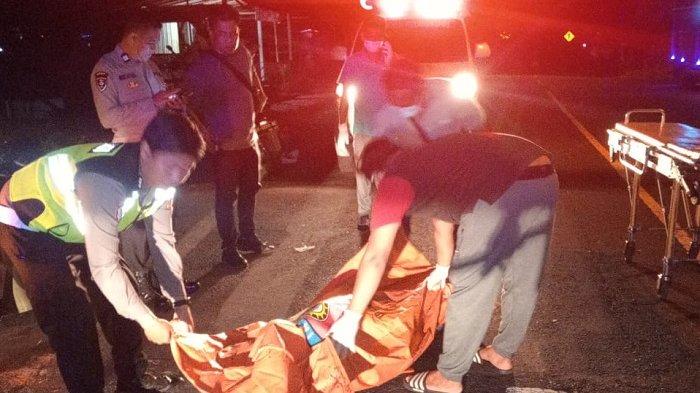 LAKALANTAS - Kecelakaan yang merenggut seorang korban jiwa di Jalan Raya Banjarangkan, tepatnya di selatan Pura Kentel Bumi, Desa Tusan, Kecamatan Banjarangkan, Kabupaten Klungkung, pada Kamis (19/6/2025).