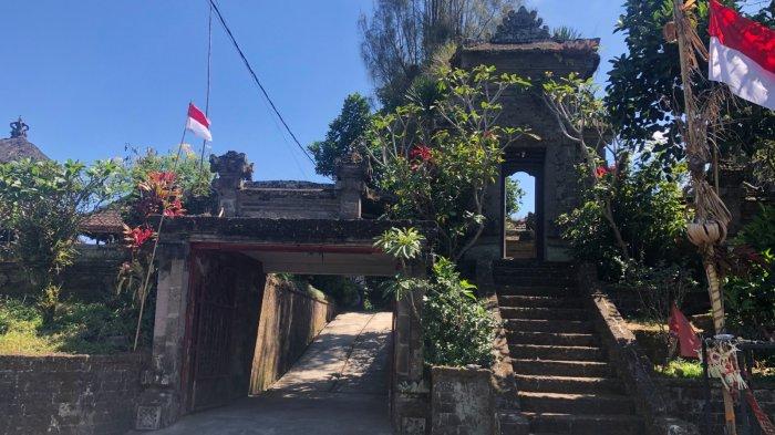 
SEPI - Suasana sepi di rumah mantan Bupati Tabanan Ni Putu Eka Wiryastuti di Banjar Tegeh Desa Angsri Kecamatan Baturiti Tabanan, Jumat (25/8). Setelah bebas bersyarat dari Lapas Kerobokan, Senin (21/8), Eka Wiryastuti dikabarkan sempat mampir ke rumah ini.